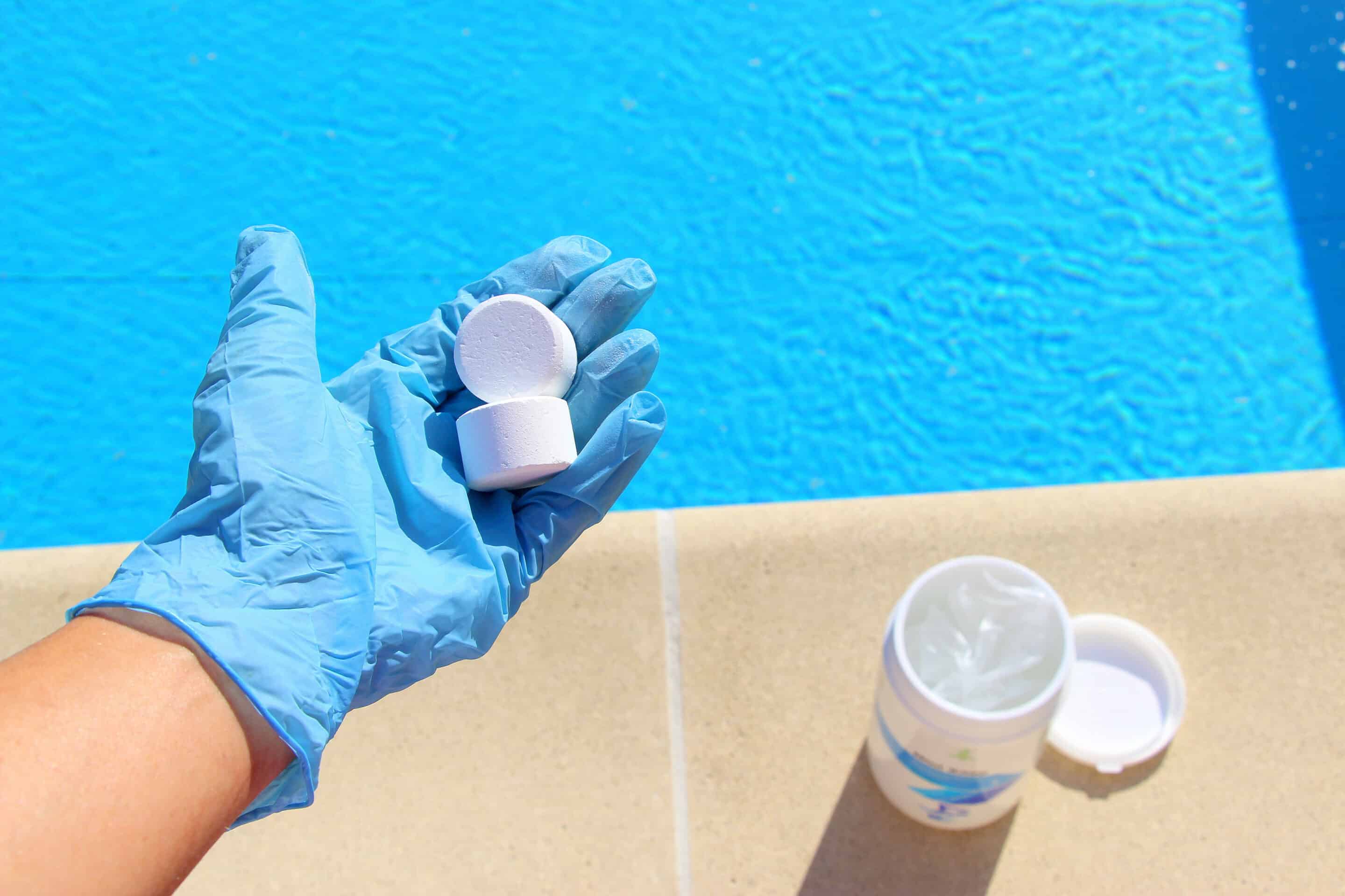 White,Mini,Chlorine,Tablet,In,The,Hand,Of,A,Service